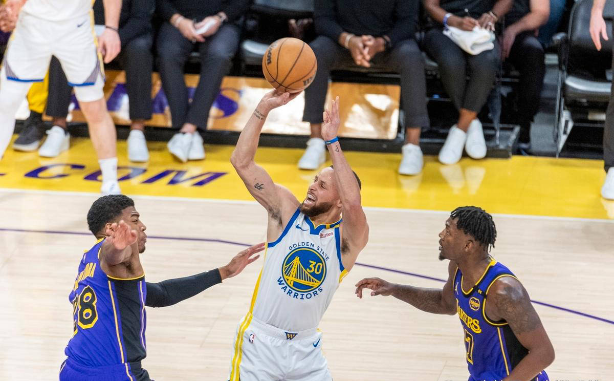 开云移动端-库里连续五场比赛得分超过领先优势明显，美国队不断突破！观众掌声雷动的简单介绍